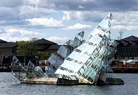 Monica Bonvicinis Skulptur She Lies in Oslo Die Skulptur She Lies an der Oper Oslos